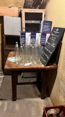 une petite table sur laquelle sont posés des verres à vin, dans une pièce