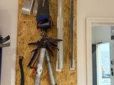 une photo d'un mur sur lequel sont accrochés des outils