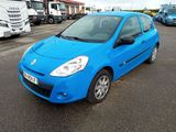 une voiture bleue garée dans un parking