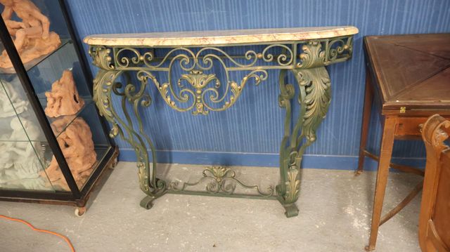 Console d’applique en fer forgé peint dessus marbre rose et jaune...