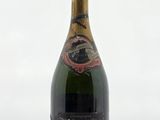 une bouteille de champagne posée sur une table
