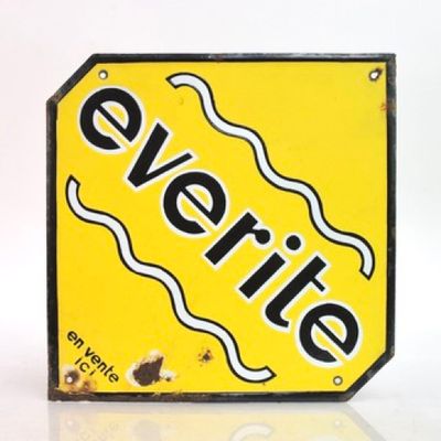 une image représentant un panneau jaune et noir sur lequel figure le mot « evette »