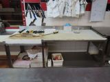 une photo d'un plan de travail de cuisine sur lequel sont posés des outils