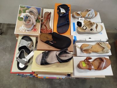 de nombreuses paires de chaussures posées sur une table