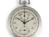 un gros plan d'une montre de poche en argent sur fond blanc