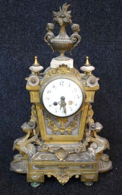 Pendule en régule doré à décor de caryatides, guirlandes et …