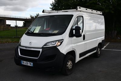 une camionnette blanche garée dans un parking
