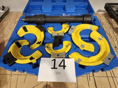 un gros plan d'une boîte bleue contenant tout un tas d'outils