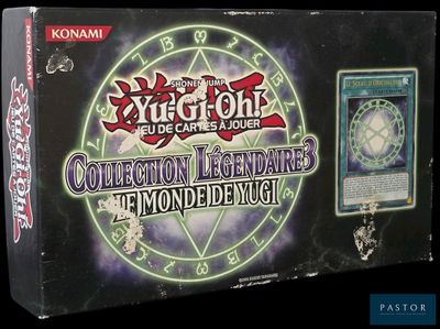 une boîte de cartes à collectionner « Yu-Gi-Oh! TCG » sur laquelle figure l'image d'une horloge