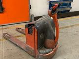 une image d'un chariot élévateur à fourche dans un entrepôt