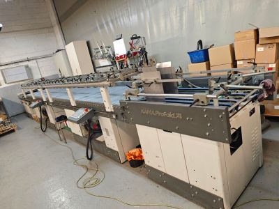 une image représentant une machine en fonctionnement dans une usine