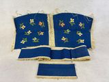 deux morceaux de tissu bleu ornés de fleurs brodées et de franges