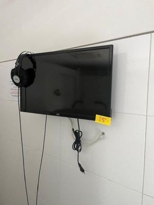 une télévision à écran plat fixée au mur de la salle de bains