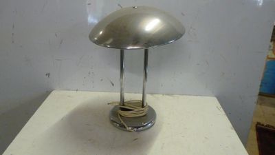 une lampe posée sur une table blanche