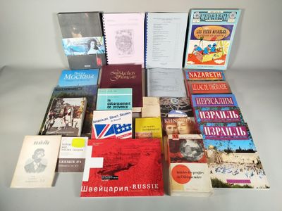 plusieurs livres sont empilés sur une table