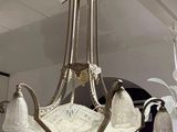 un lustre suspendu au plafond d'une pièce
