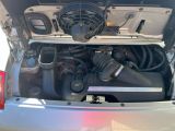 un moteur de voiture équipé d'un ventilateur dans le coffre