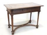 une petite table en bois surmontée d'un tiroir