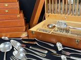 un coffret en bois contenant de l'argenterie sur une table