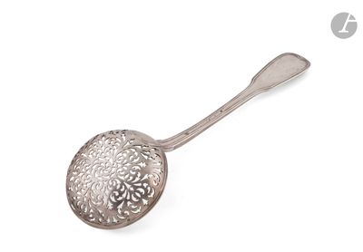 une cuillère ancienne en argent avec un motif floral sur le manche