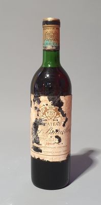 une bouteille de vin posée sur une table