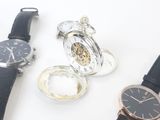 trois types de montres différents posés sur un fond blanc