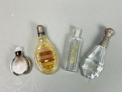 trois petits flacons de parfum posés l'un à côté de l'autre sur une table