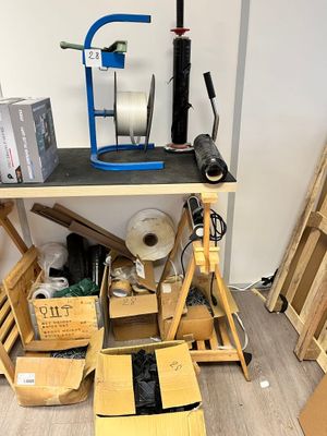 une table sur laquelle se trouvent de nombreuses boîtes et une machine