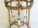une lanterne en verre contenant trois bougies