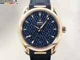 La montre est bleue et dorée, avec un motif en damier.