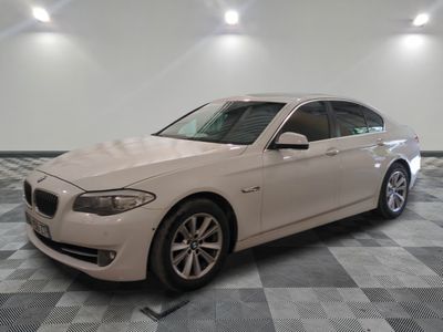 une photo d'une voiture bmw blanche dans une salle d'exposition