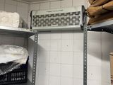 une pièce avec de nombreuses étagères et des cartons posés sur les étagères
