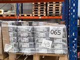 de nombreuses palettes de cartons sur les rayonnages de l'entrepôt