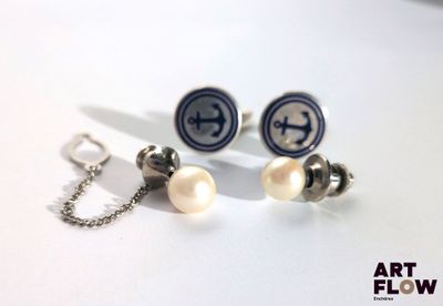 une paire de boucles d'oreilles et une chaîne posées sur une table
