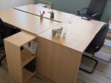 un bureau avec deux chaises et un plateau de bureau muni d'une étagère à livres