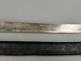 deux types de couteaux différents exposés sur une table