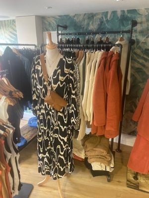 environ deux cent soixante vêtements femme et environ quatre vingt piè - Photo 1