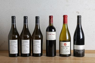 plusieurs bouteilles de vin sont alignées sur une table en bois