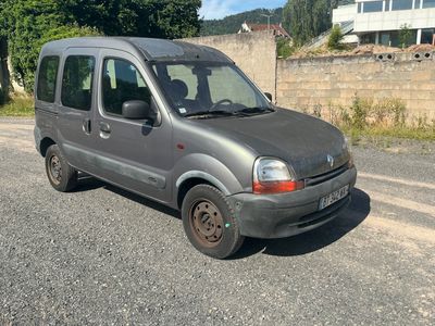 une petite camionnette grise garée sur le bord de la route