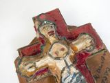 une croix en bois sur laquelle est peinte la figure d'un homme