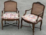 paire de chaises anciennes à dossier en rotin, avec des coussins rembourrés colorés