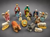 de nombreuses figurines de différentes tailles et couleurs