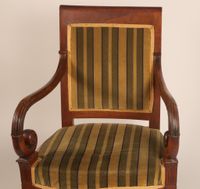 Fauteuil en noyer mouluré, à accotoirs à crosses agrémentés … (photo 6)