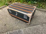 une vieille valise posée par terre