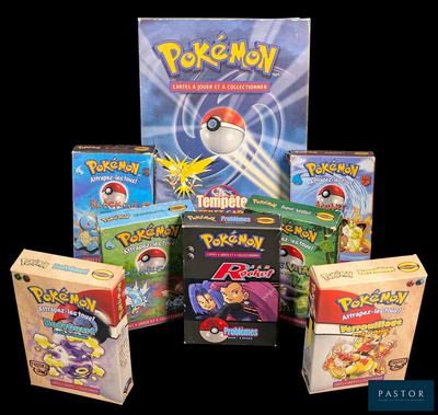 il y a plein de cartes Pokémon et de jeux dans la boîte