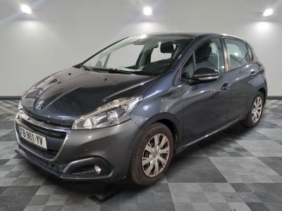 la voiture grise est garée dans le garage sur le sol en damier