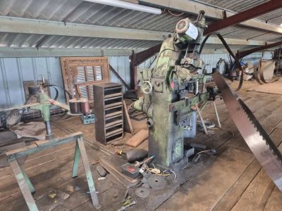 une grande machine placée au milieu d'une pièce