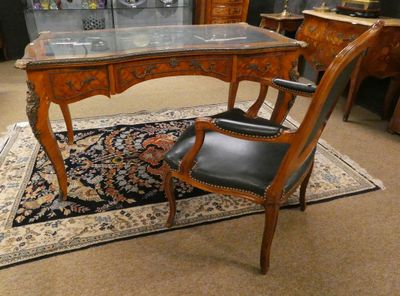 Meuble: Bureau galbé de ministre de style Louis XV en placag…