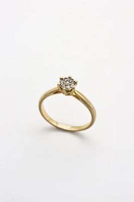 gros plan d'une bague en diamant sur une surface blanche