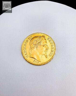 gros plan d'une pièce d'or sur une surface blanche